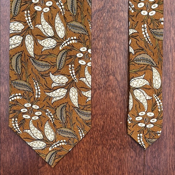 Joseph Abboud Autumnal Floral Tie in Brown and Cream, 100% Silk, Made in Italy - Picture 5 of 11